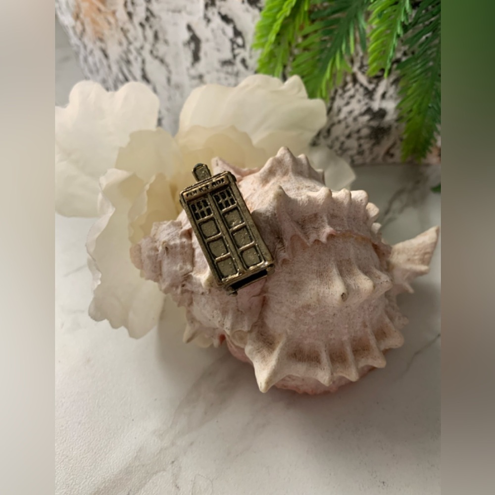 Police Box Dr WHO pendant.